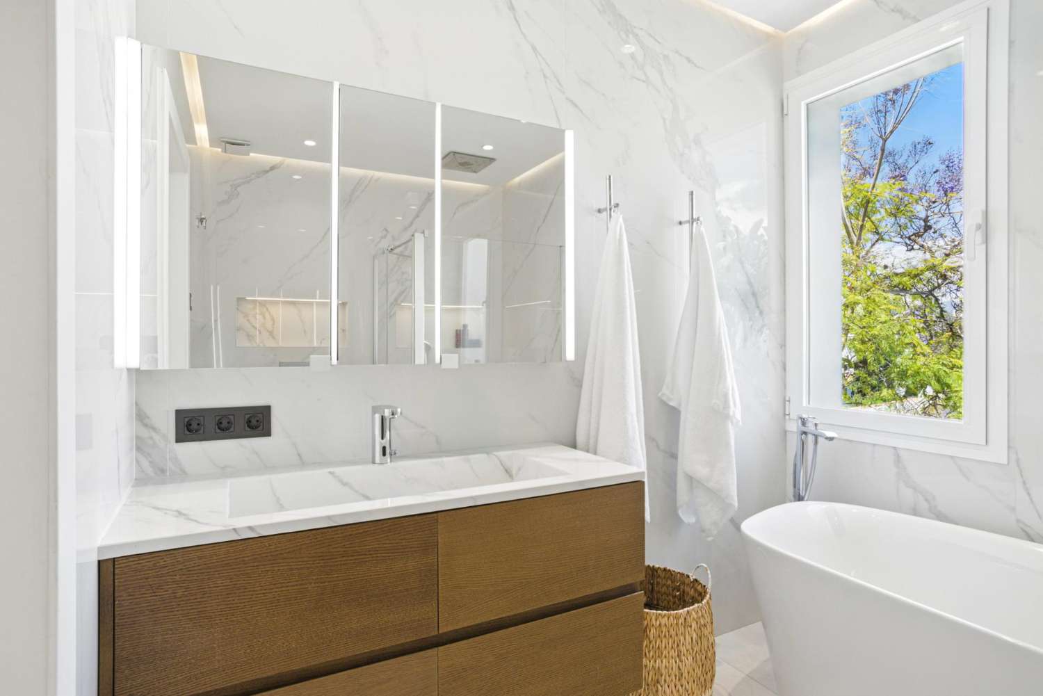 Modern villa med sex sovrum med havsutsikt belägen i Nueva Andalucía, Marbella