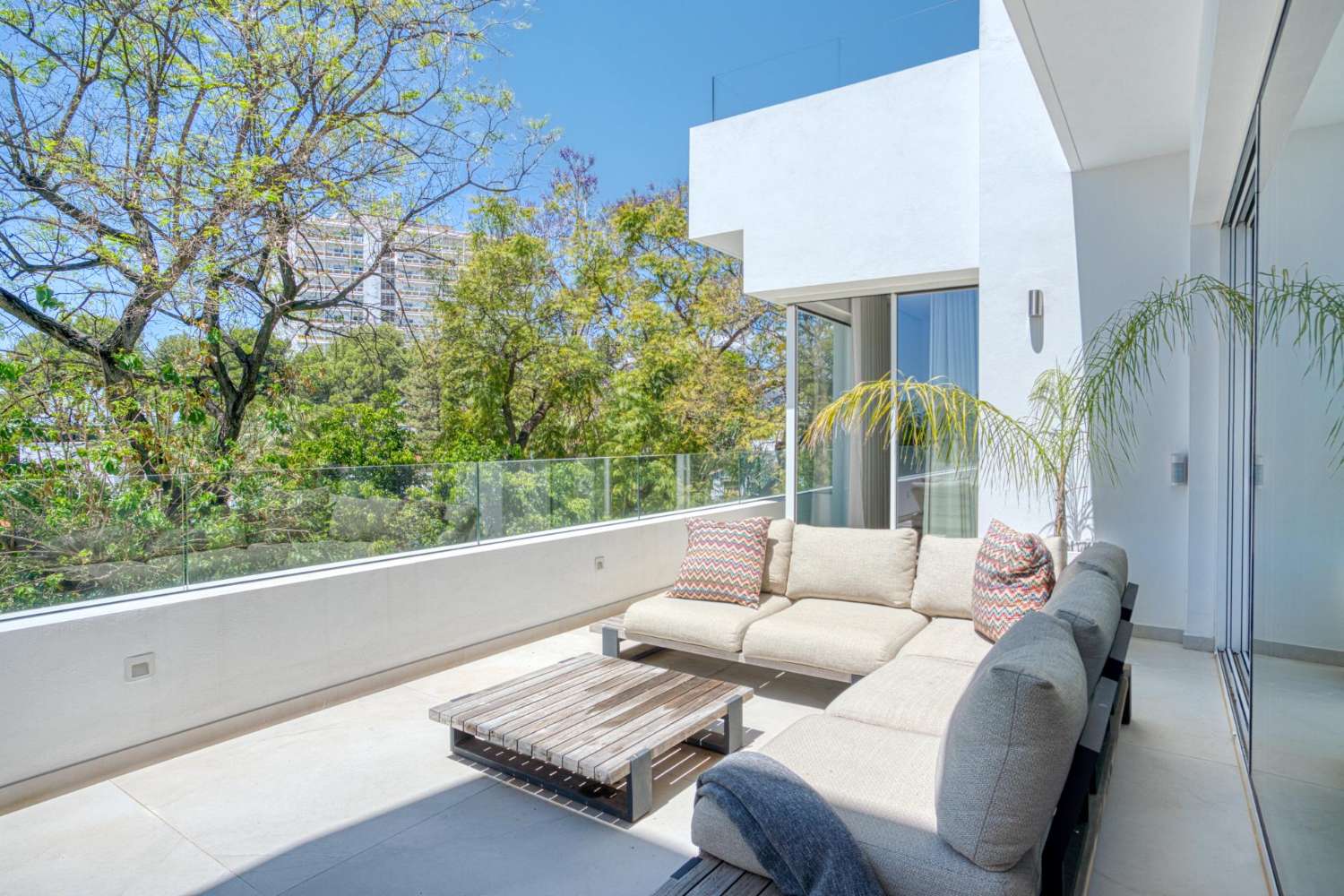 Modern villa med sex sovrum med havsutsikt belägen i Nueva Andalucía, Marbella