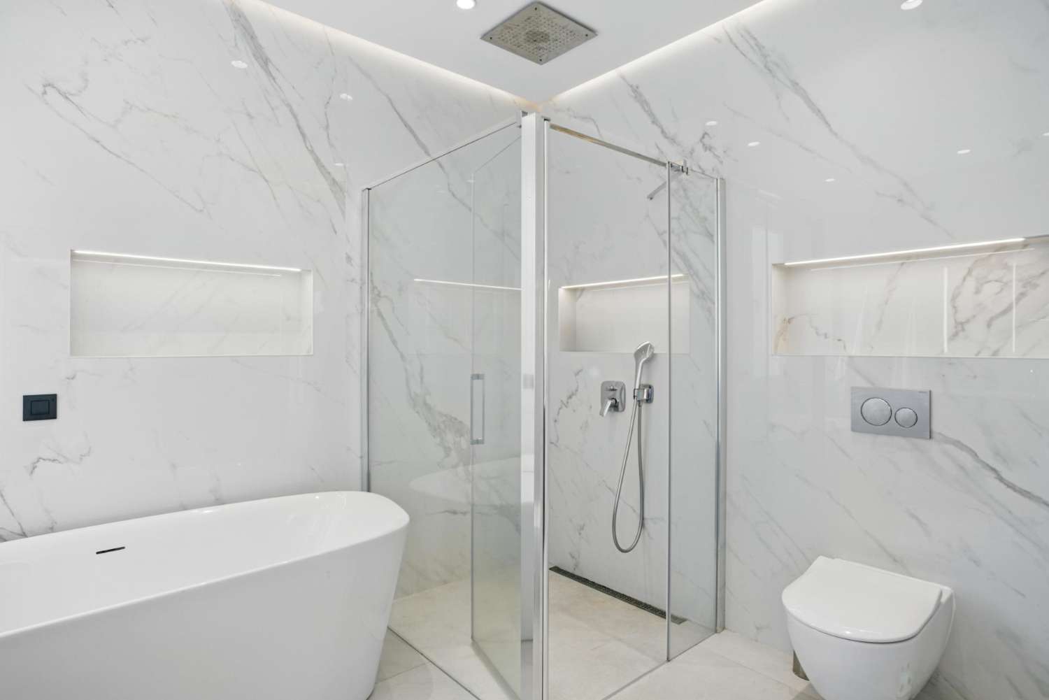 Modern villa med sex sovrum med havsutsikt belägen i Nueva Andalucía, Marbella