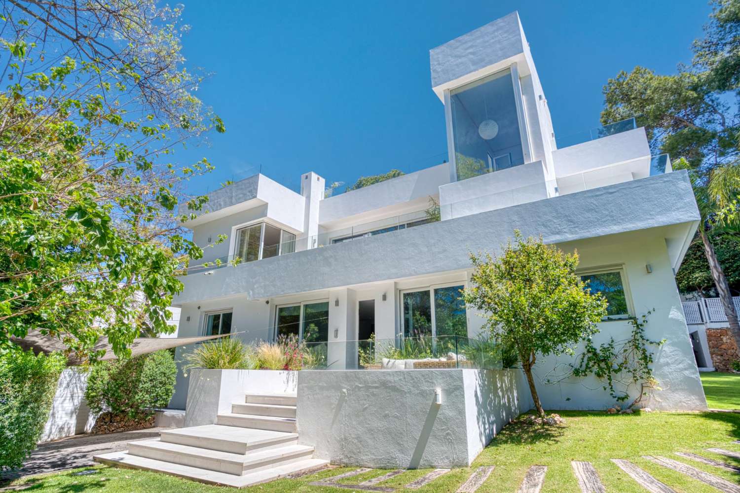 Modern villa med sex sovrum med havsutsikt belägen i Nueva Andalucía, Marbella
