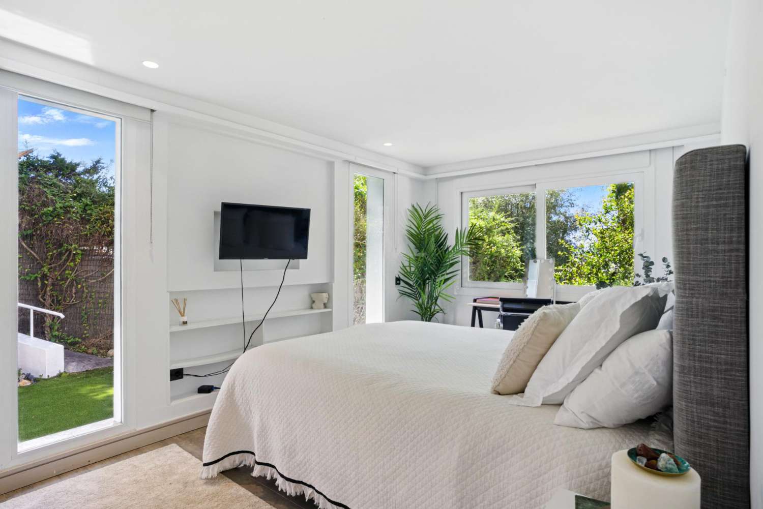 Modern villa med sex sovrum med havsutsikt belägen i Nueva Andalucía, Marbella