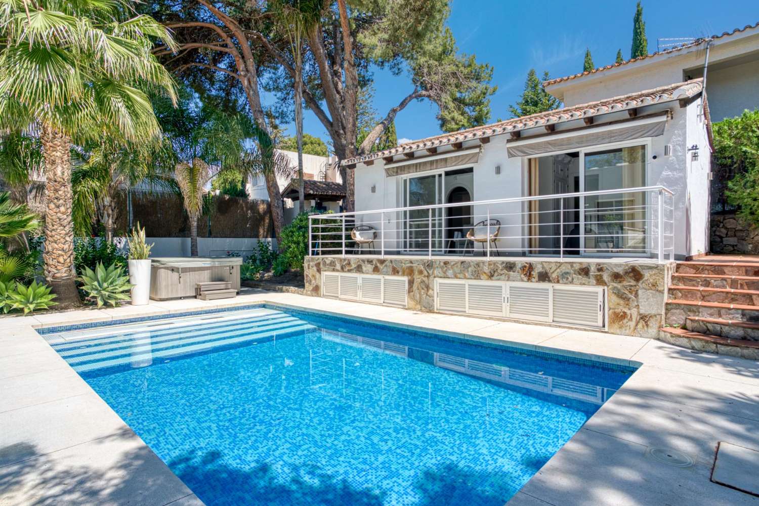 Modern villa med sex sovrum med havsutsikt belägen i Nueva Andalucía, Marbella