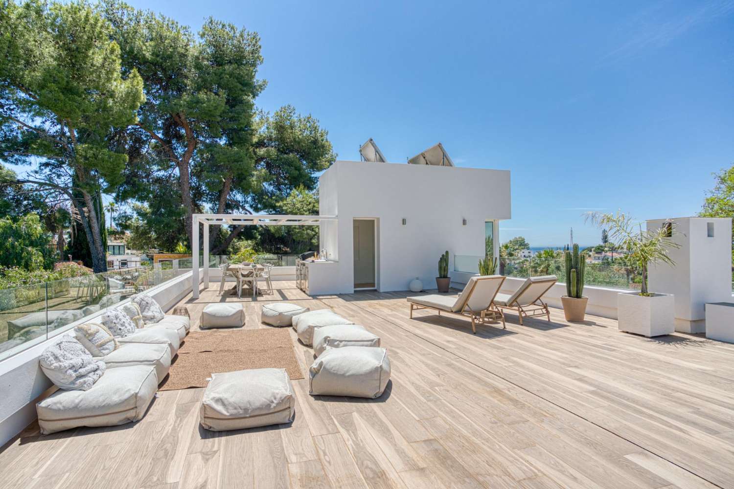 Modern villa med sex sovrum med havsutsikt belägen i Nueva Andalucía, Marbella