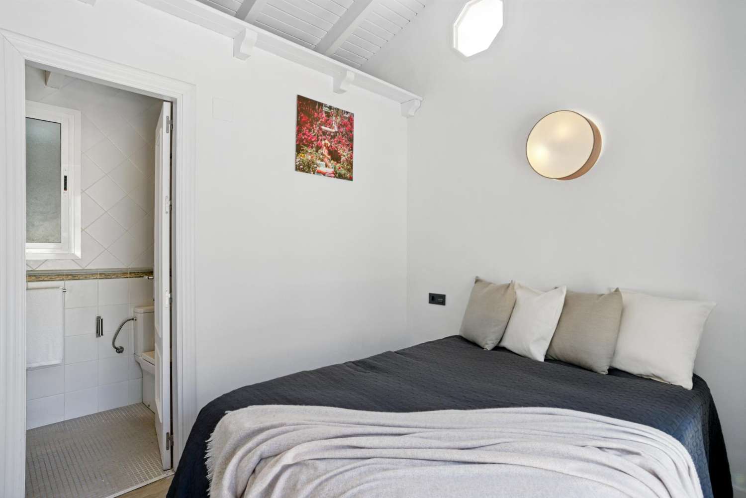 Modern villa med sex sovrum med havsutsikt belägen i Nueva Andalucía, Marbella