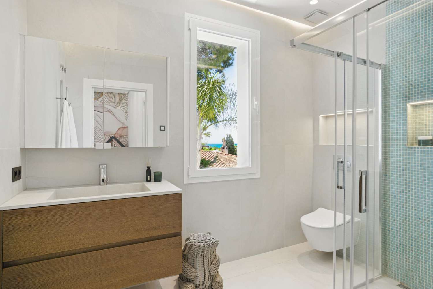 Modern villa med sex sovrum med havsutsikt belägen i Nueva Andalucía, Marbella