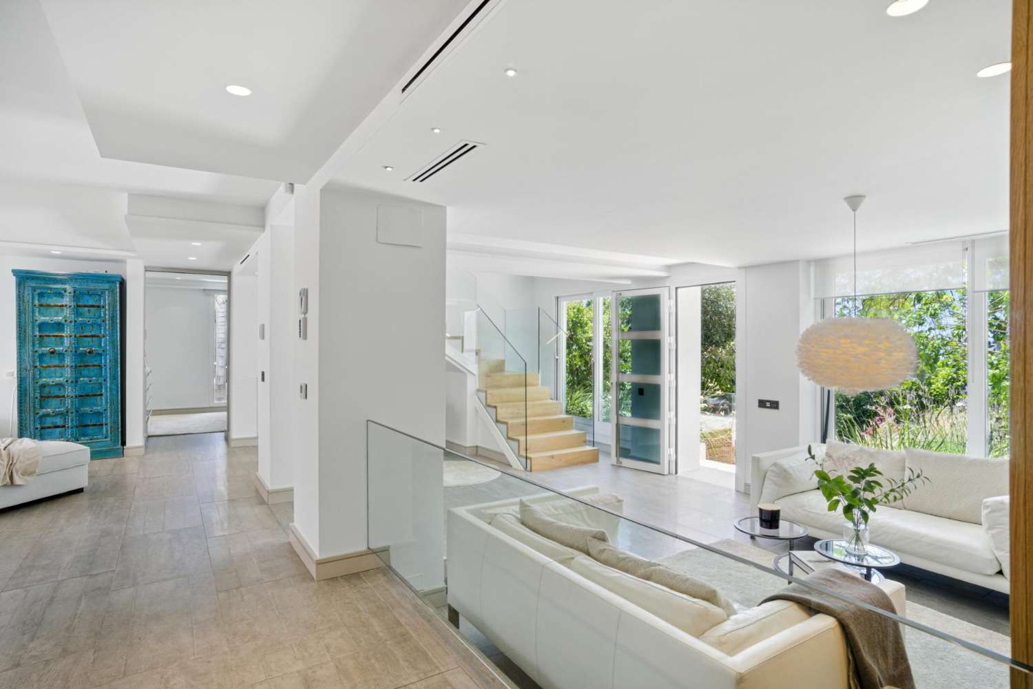 Modern villa med sex sovrum med havsutsikt belägen i Nueva Andalucía, Marbella