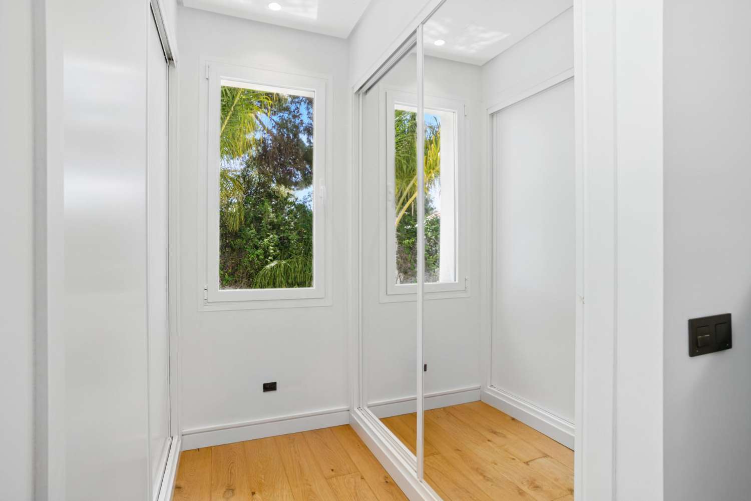 Modern villa med sex sovrum med havsutsikt belägen i Nueva Andalucía, Marbella