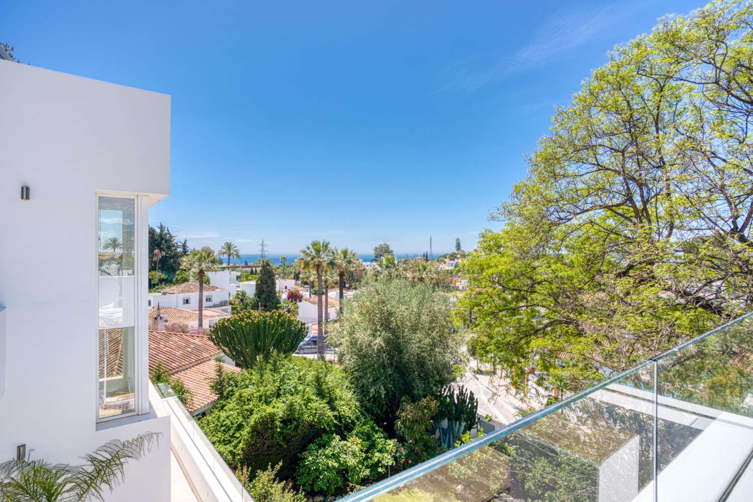 Modern villa med sex sovrum med havsutsikt belägen i Nueva Andalucía, Marbella