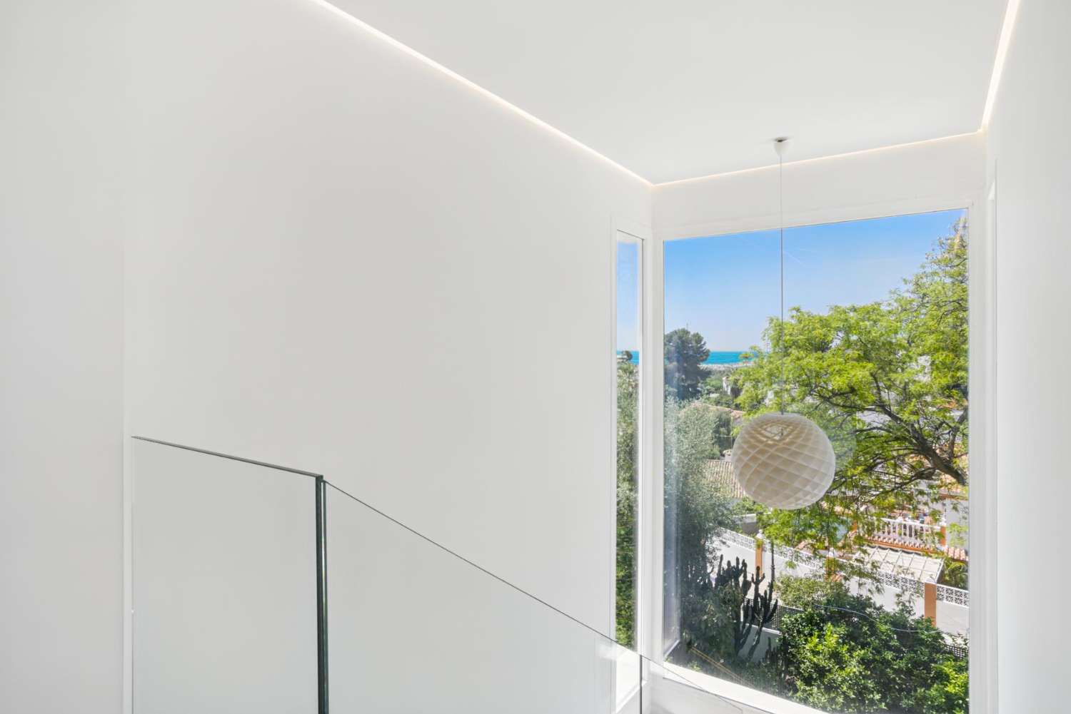 Modern villa med sex sovrum med havsutsikt belägen i Nueva Andalucía, Marbella