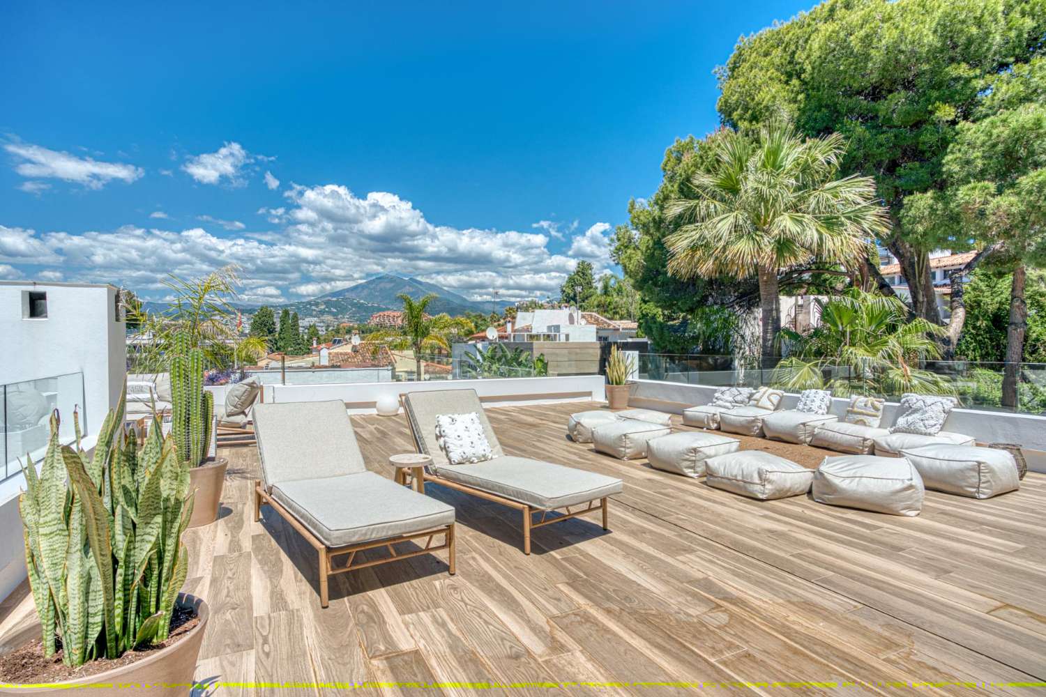 Modern villa med sex sovrum med havsutsikt belägen i Nueva Andalucía, Marbella