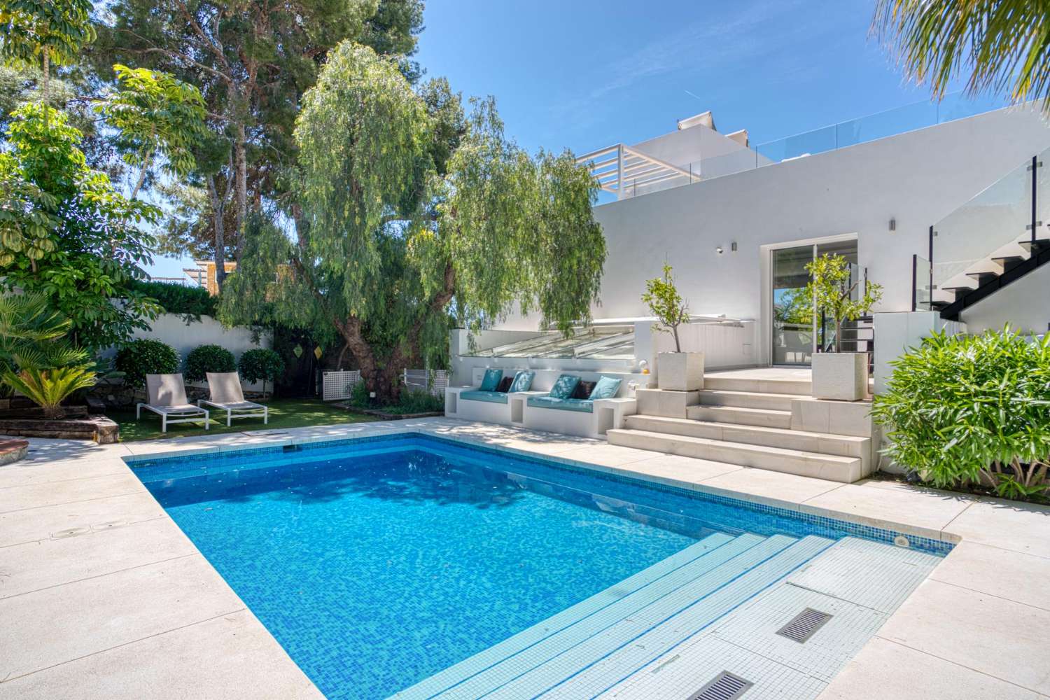 Modern villa med sex sovrum med havsutsikt belägen i Nueva Andalucía, Marbella