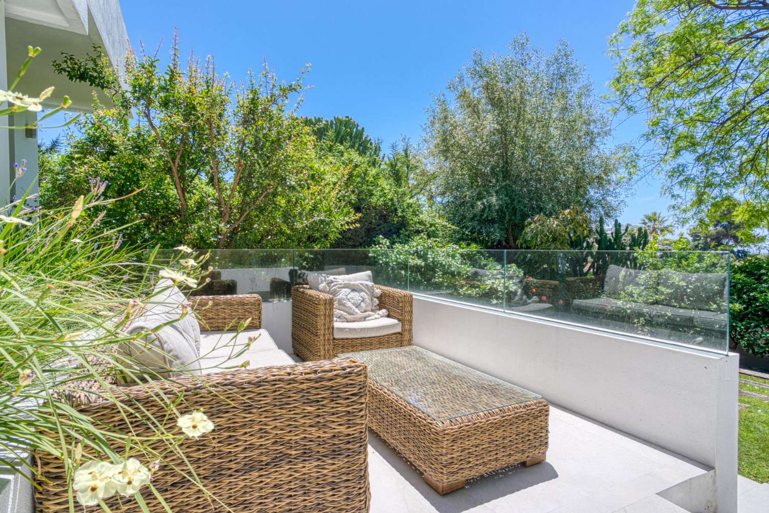 Modern villa med sex sovrum med havsutsikt belägen i Nueva Andalucía, Marbella