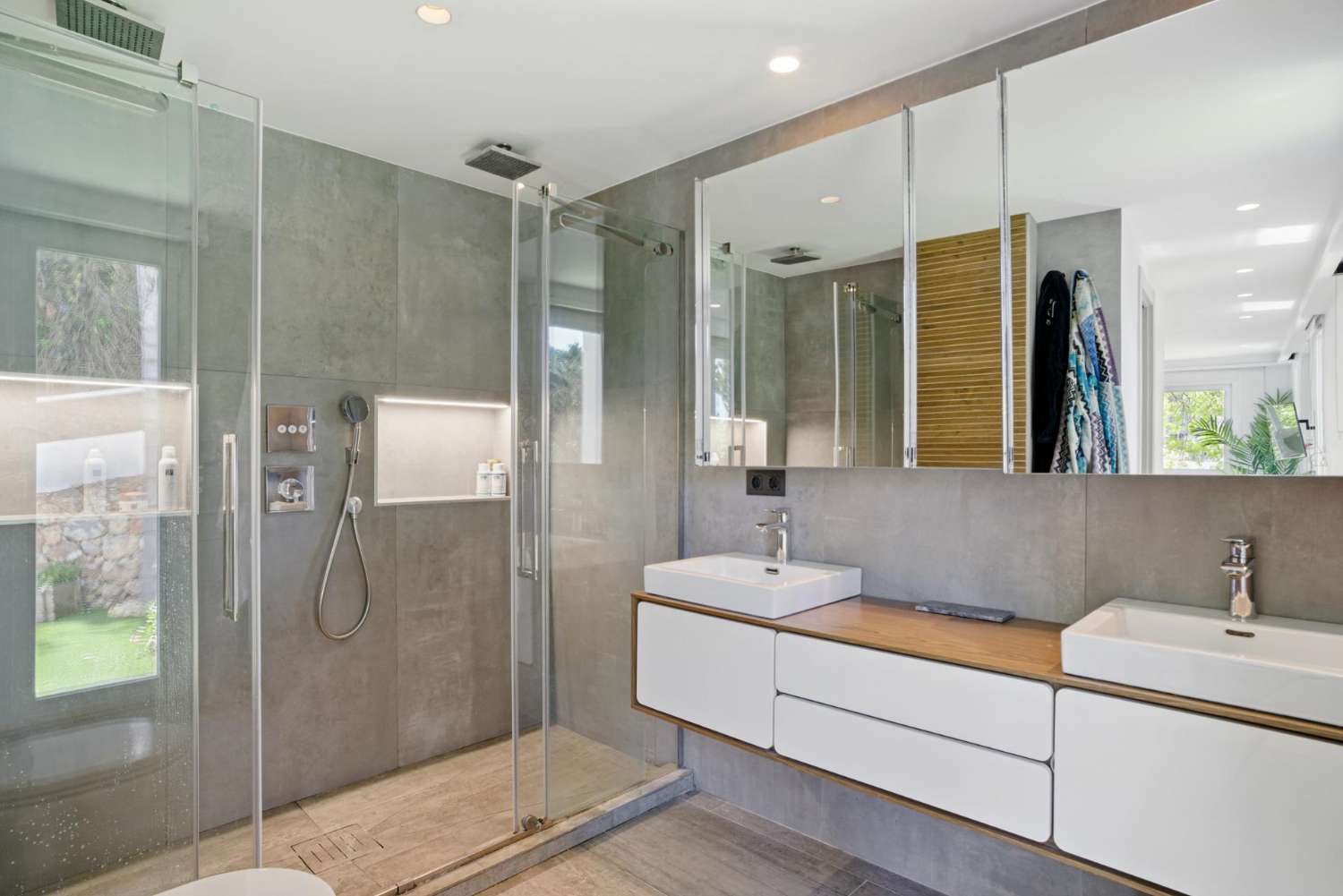 Modern villa med sex sovrum med havsutsikt belägen i Nueva Andalucía, Marbella