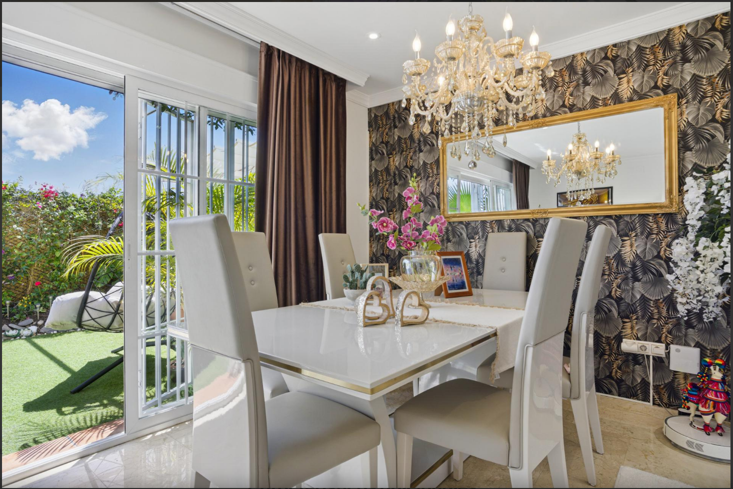 Superbe maison de ville rénovée de 4 chambres orientée plein sud à Calahonda