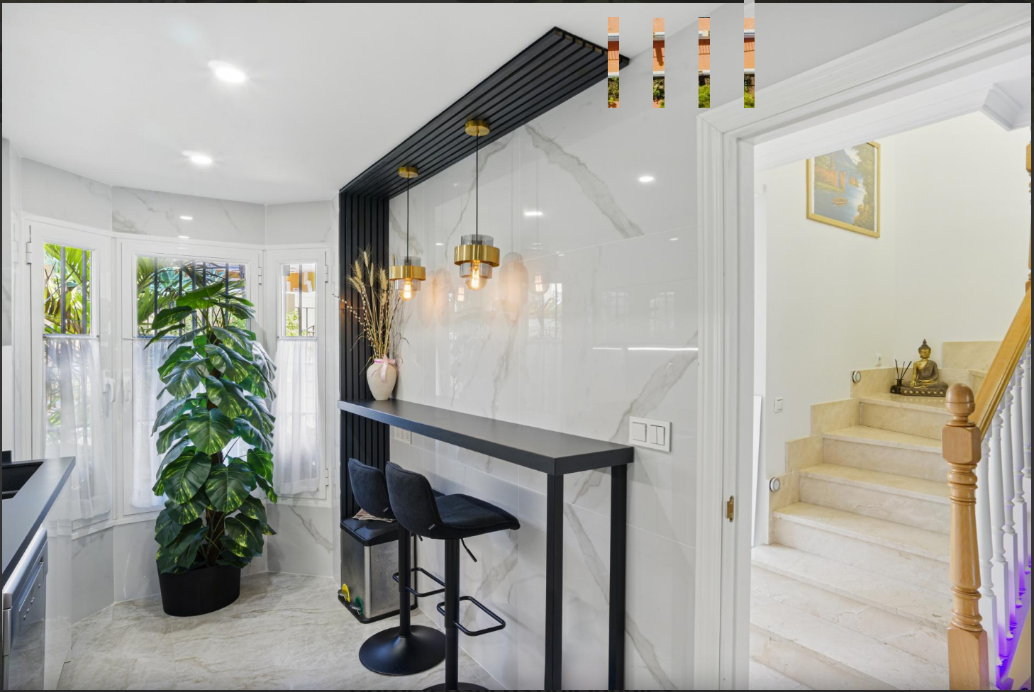 Superbe maison de ville rénovée de 4 chambres orientée plein sud à Calahonda