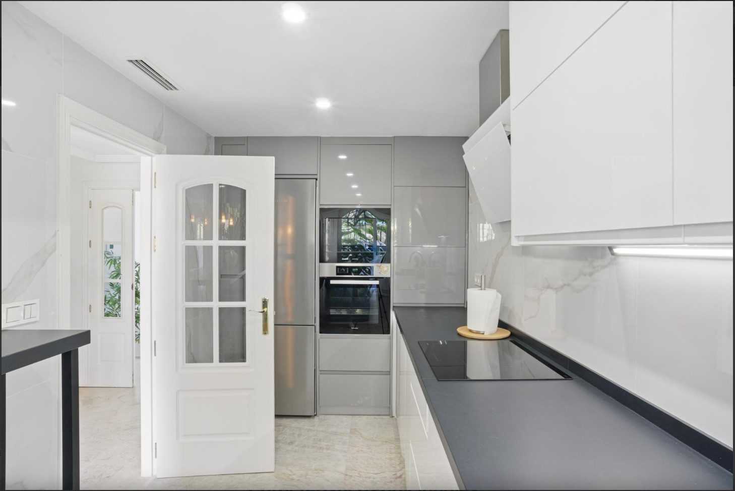 Superbe maison de ville rénovée de 4 chambres orientée plein sud à Calahonda
