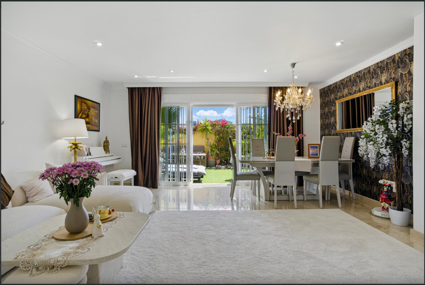 Superbe maison de ville rénovée de 4 chambres orientée plein sud à Calahonda