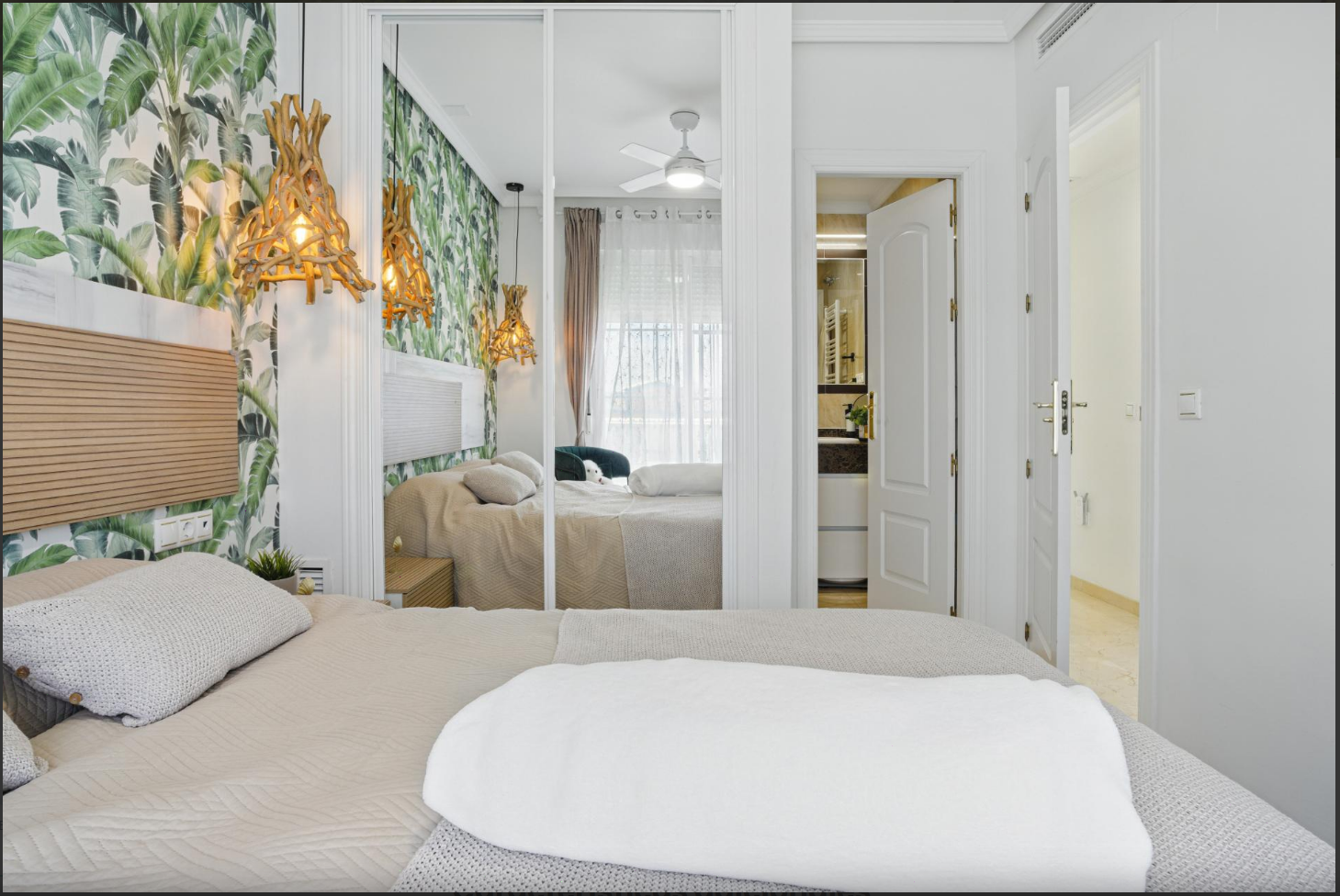 Superbe maison de ville rénovée de 4 chambres orientée plein sud à Calahonda