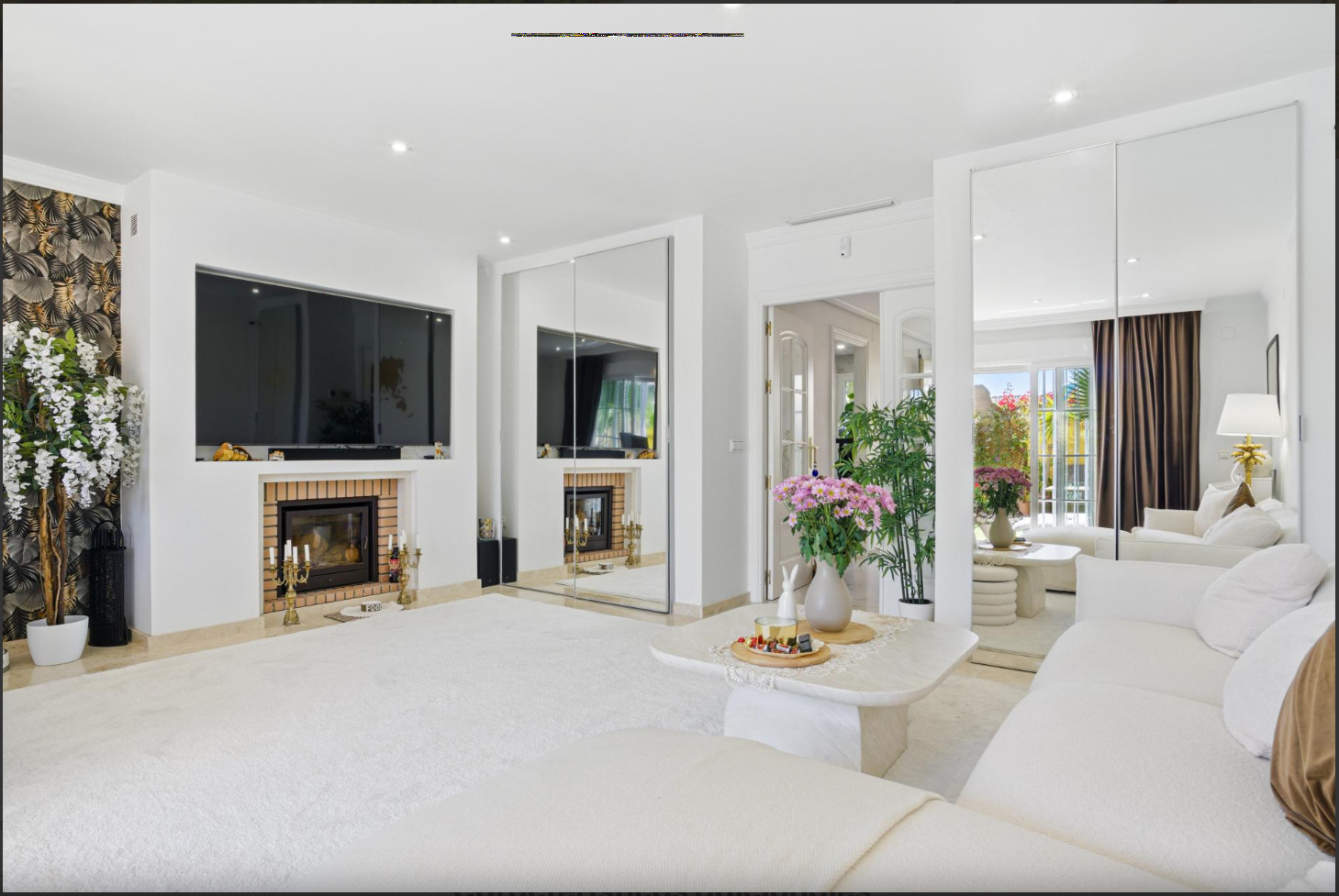 Superbe maison de ville rénovée de 4 chambres orientée plein sud à Calahonda