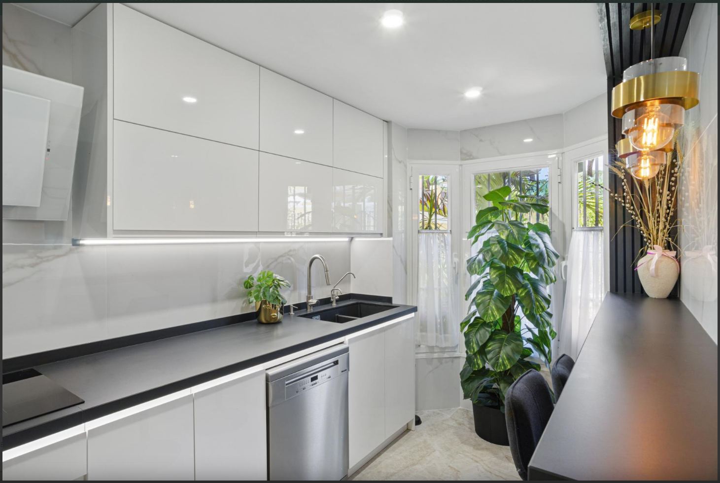 Superbe maison de ville rénovée de 4 chambres orientée plein sud à Calahonda
