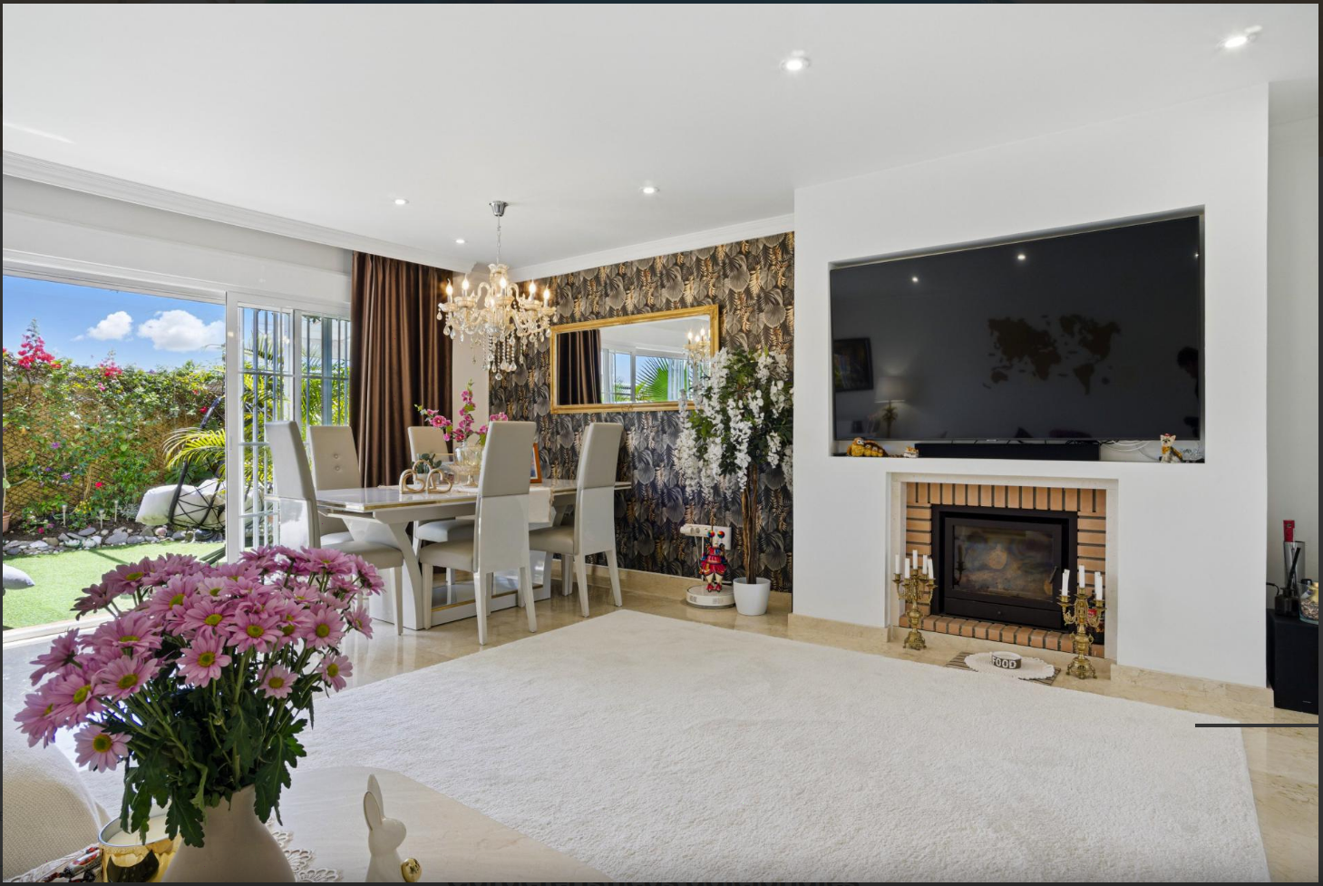Superbe maison de ville rénovée de 4 chambres orientée plein sud à Calahonda