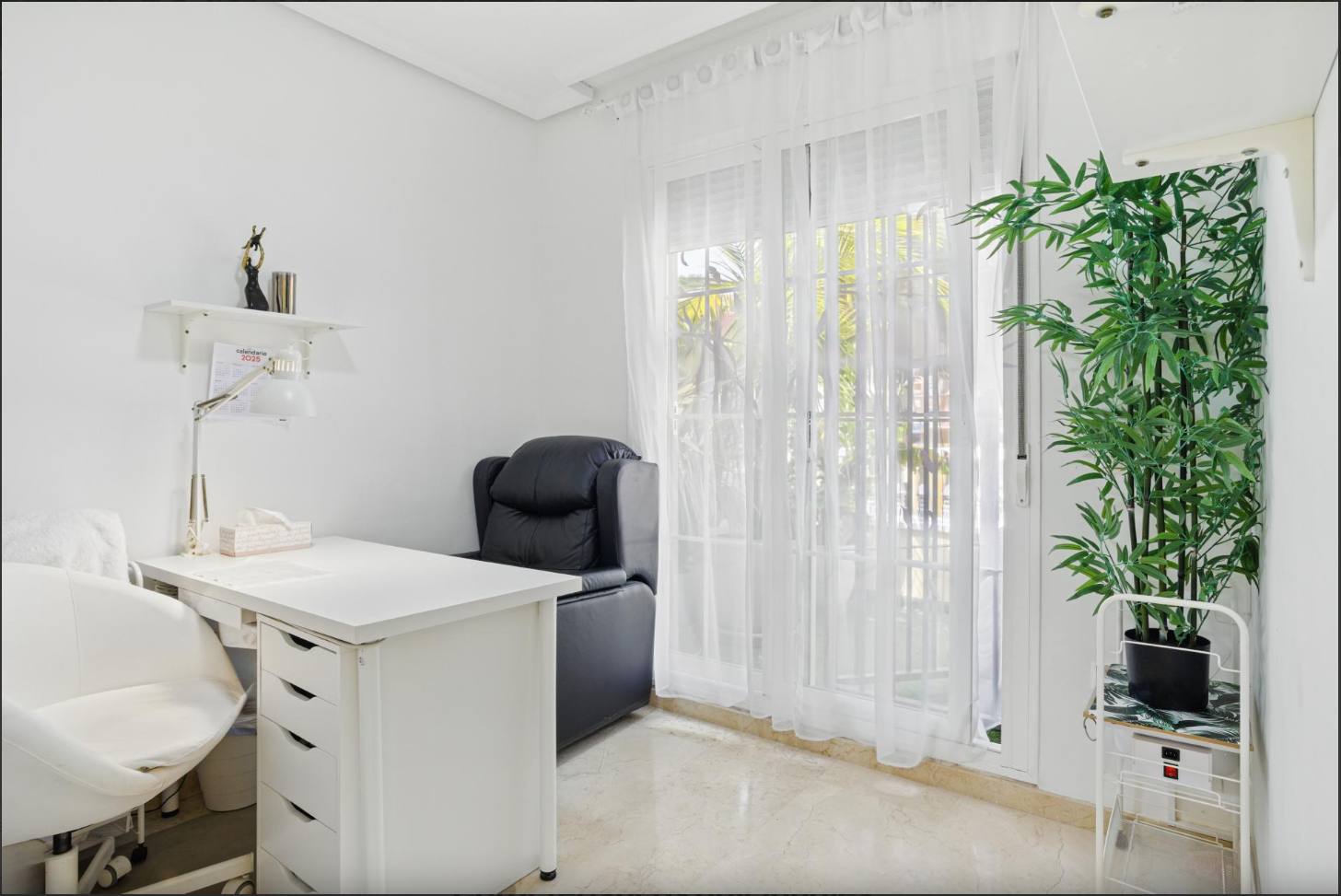 Superbe maison de ville rénovée de 4 chambres orientée plein sud à Calahonda