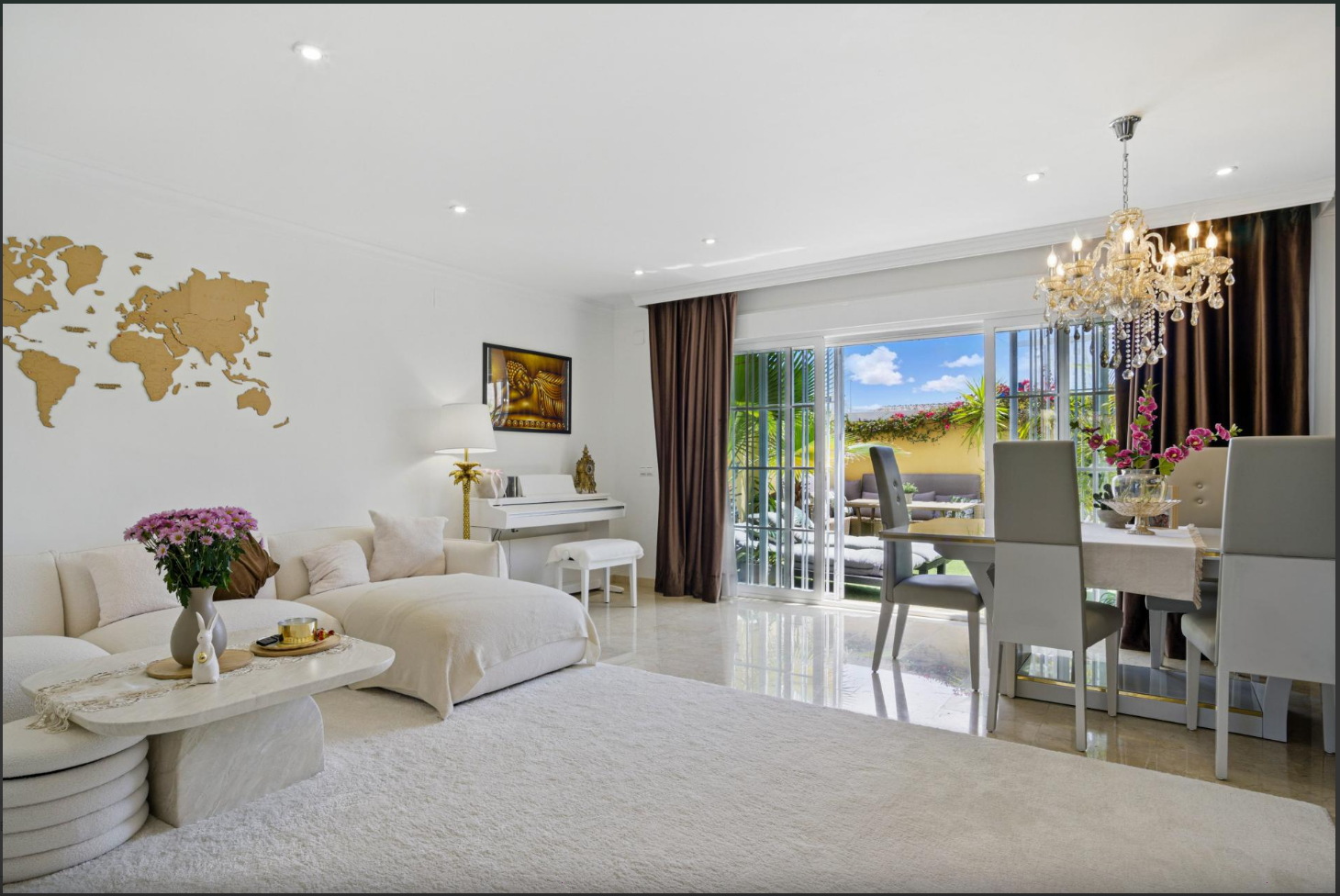 Superbe maison de ville rénovée de 4 chambres orientée plein sud à Calahonda