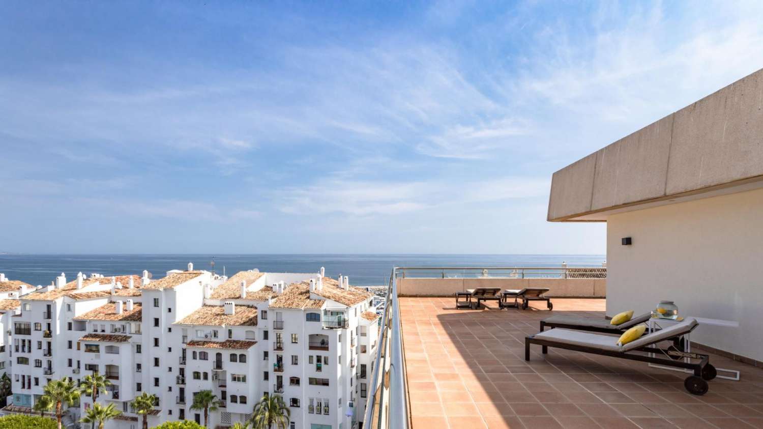 Penthouse d’exception à Puerto Banús – Luxe panoramique en bord de mer