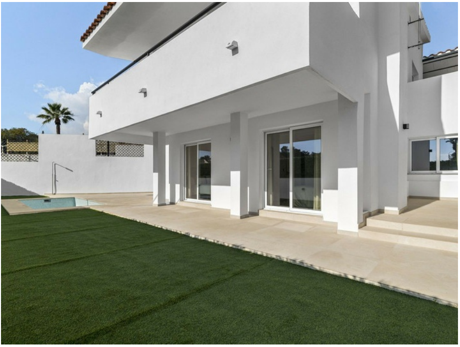 Refurbished villa with sea views in the exclusive Urbanization, Mijas Costa