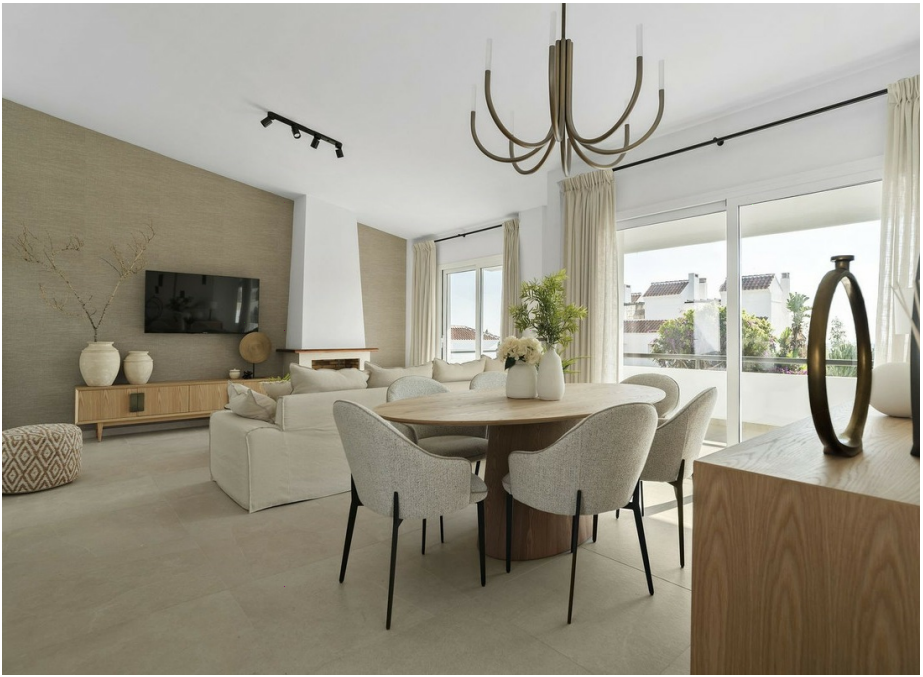 Refurbished villa with sea views in the exclusive Urbanization, Mijas Costa