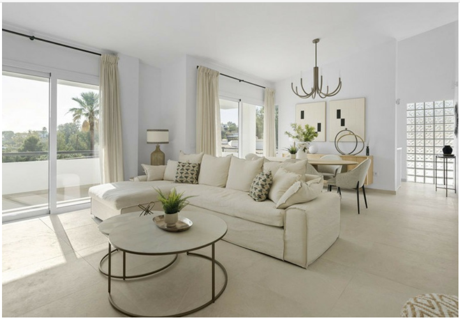 Refurbished villa with sea views in the exclusive Urbanization, Mijas Costa