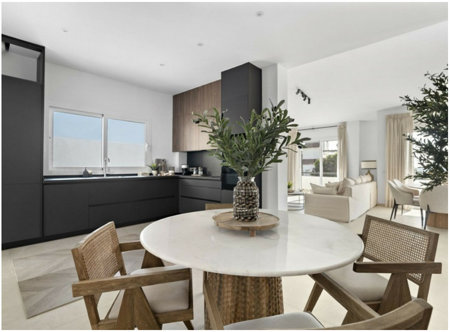 Refurbished villa with sea views in the exclusive Urbanization, Mijas Costa