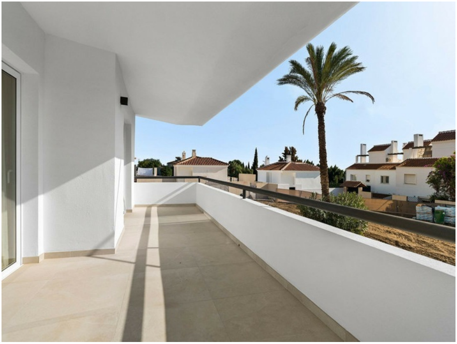 Refurbished villa with sea views in the exclusive Urbanization, Mijas Costa