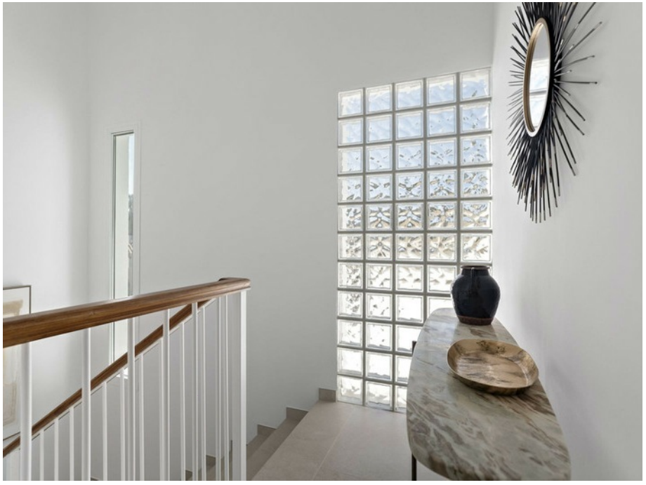 Refurbished villa with sea views in the exclusive Urbanization, Mijas Costa