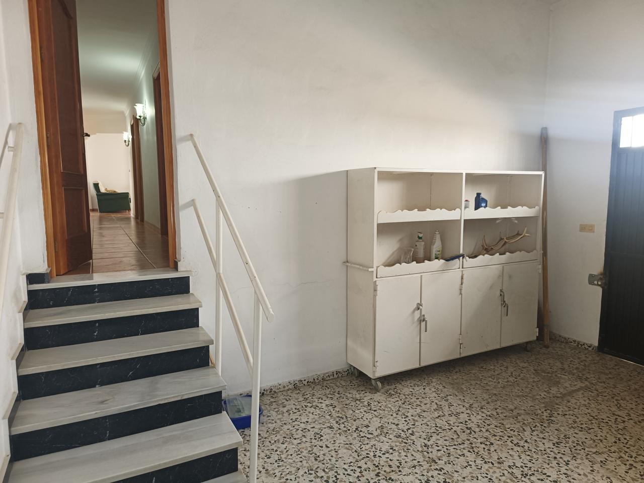 Complete building for sale in Vélez-Málaga: ideal for investment or housing + business