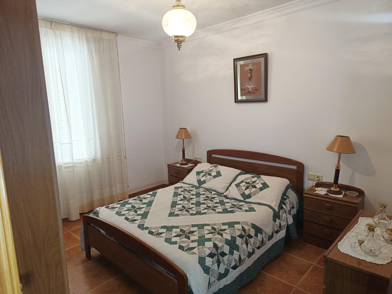 Complete building for sale in Vélez-Málaga: ideal for investment or housing + business