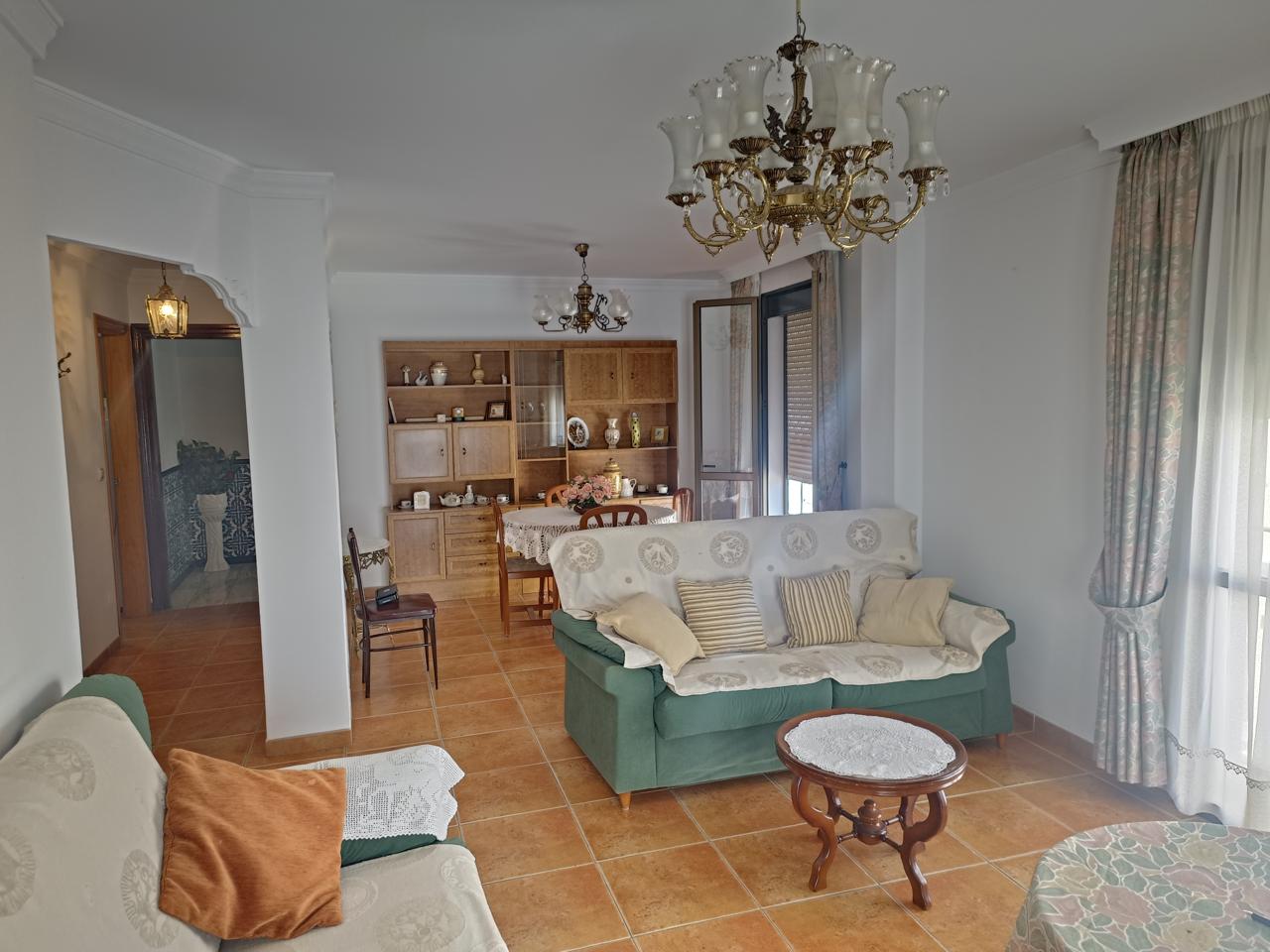 Complete building for sale in Vélez-Málaga: ideal for investment or housing + business