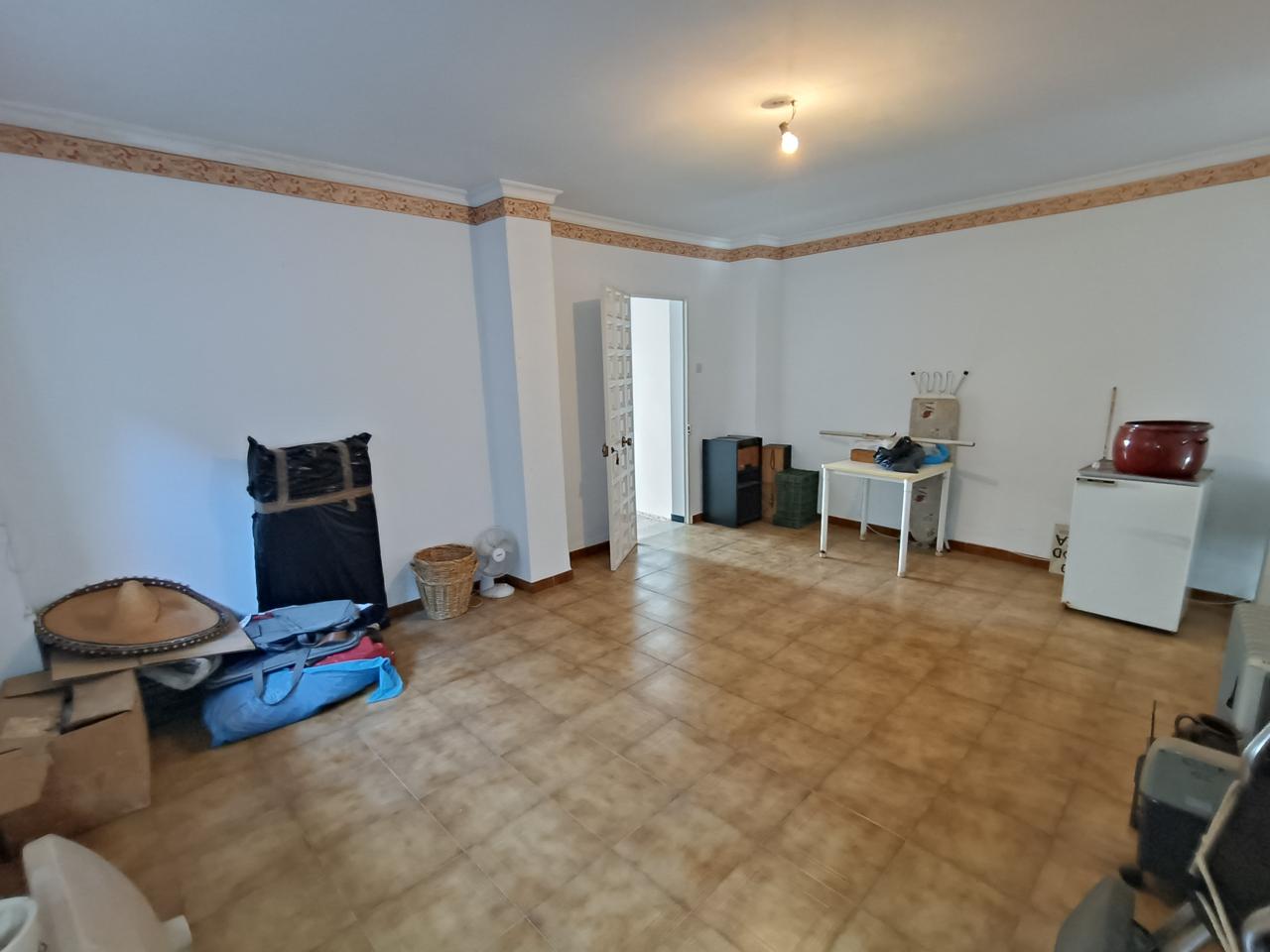 Complete building for sale in Vélez-Málaga: ideal for investment or housing + business