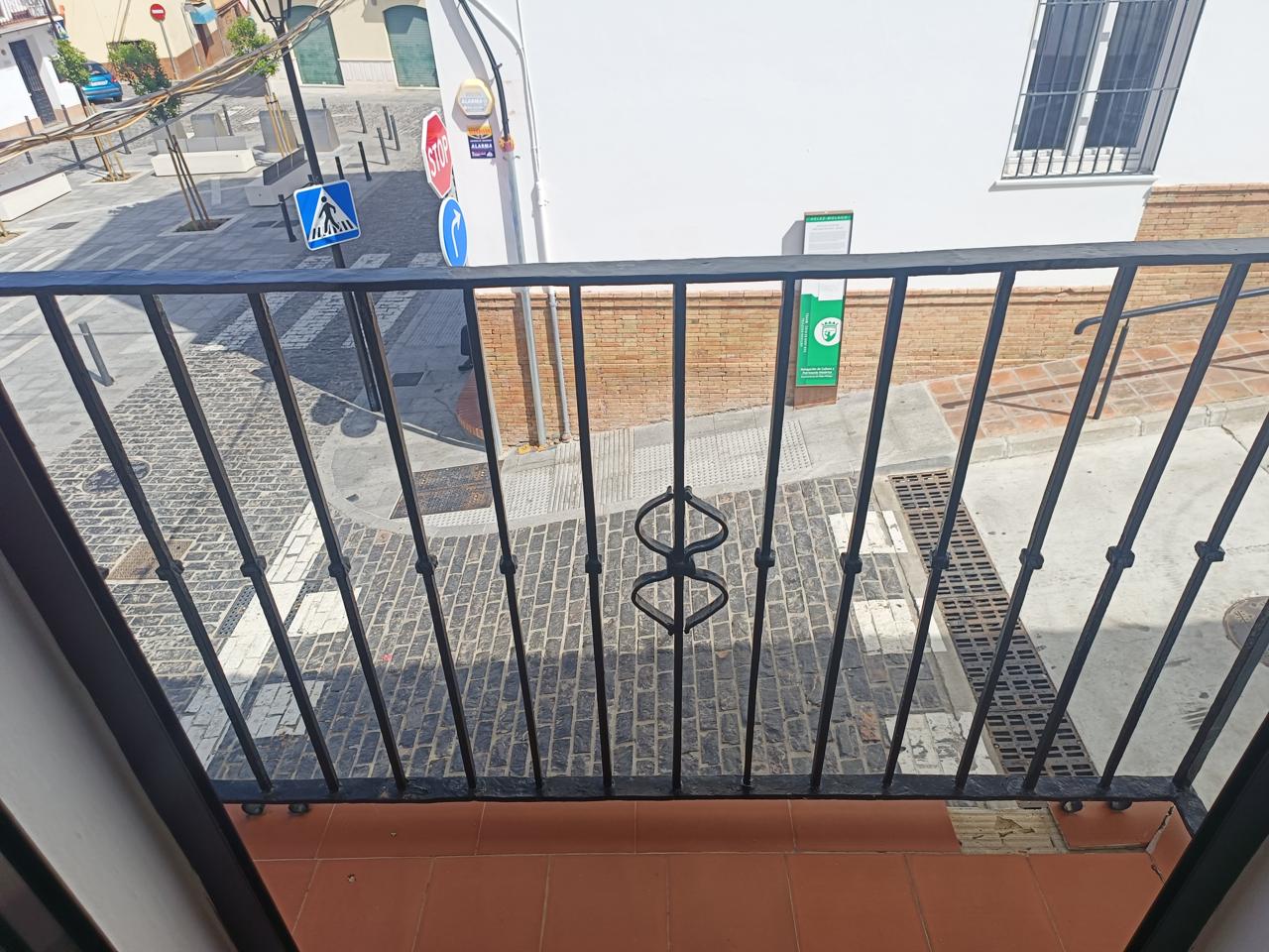 Complete building for sale in Vélez-Málaga: ideal for investment or housing + business