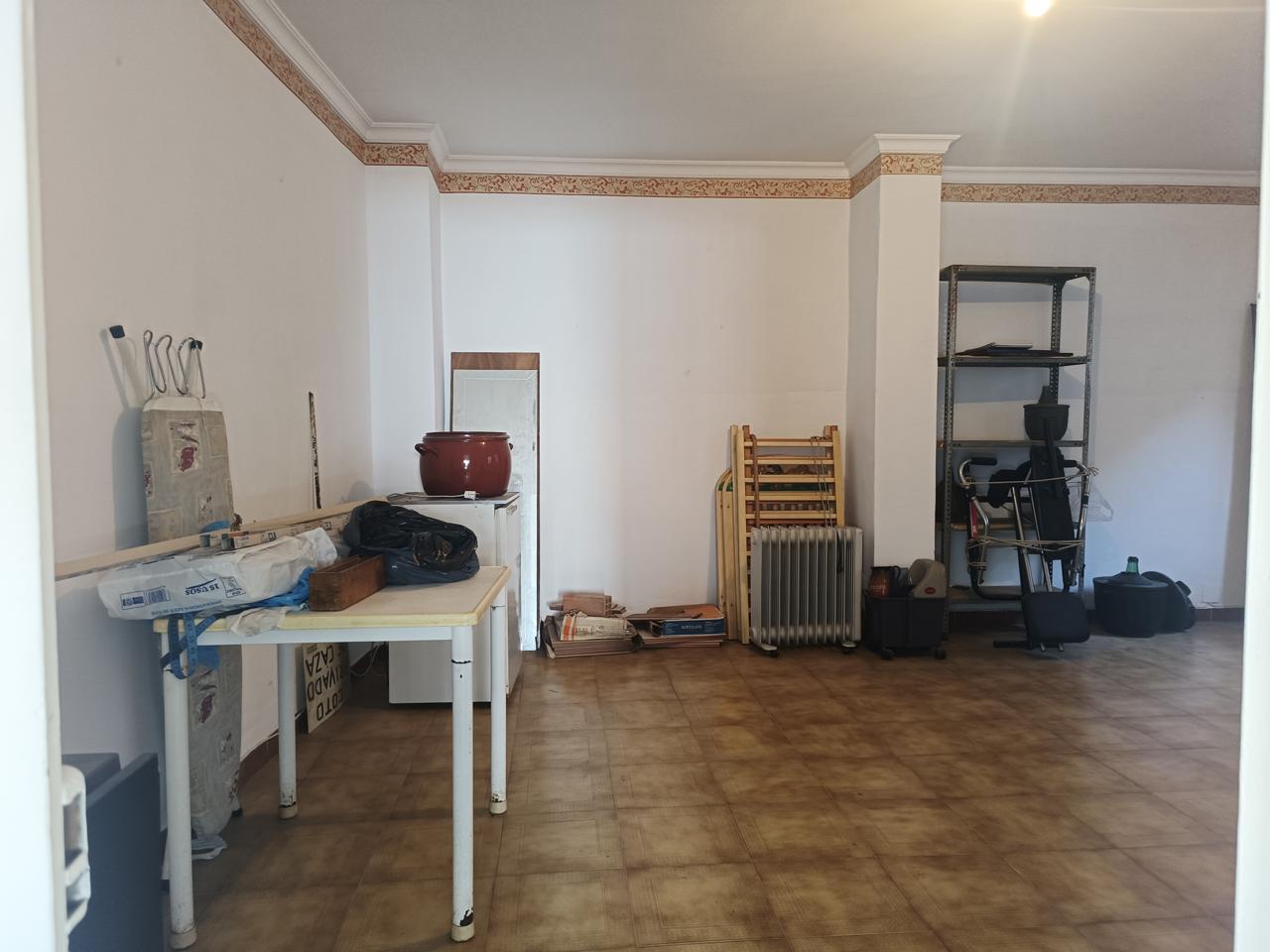 Complete building for sale in Vélez-Málaga: ideal for investment or housing + business