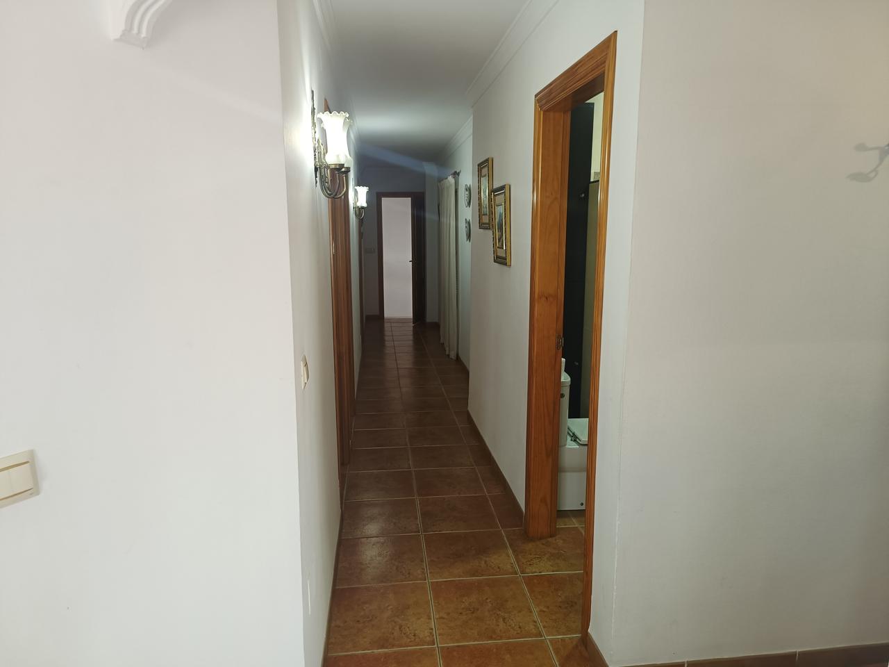 Complete building for sale in Vélez-Málaga: ideal for investment or housing + business