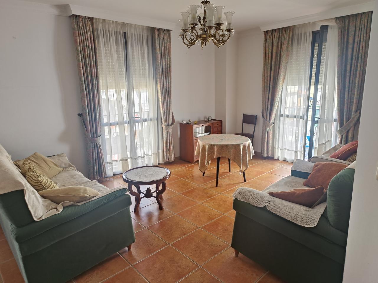 Complete building for sale in Vélez-Málaga: ideal for investment or housing + business