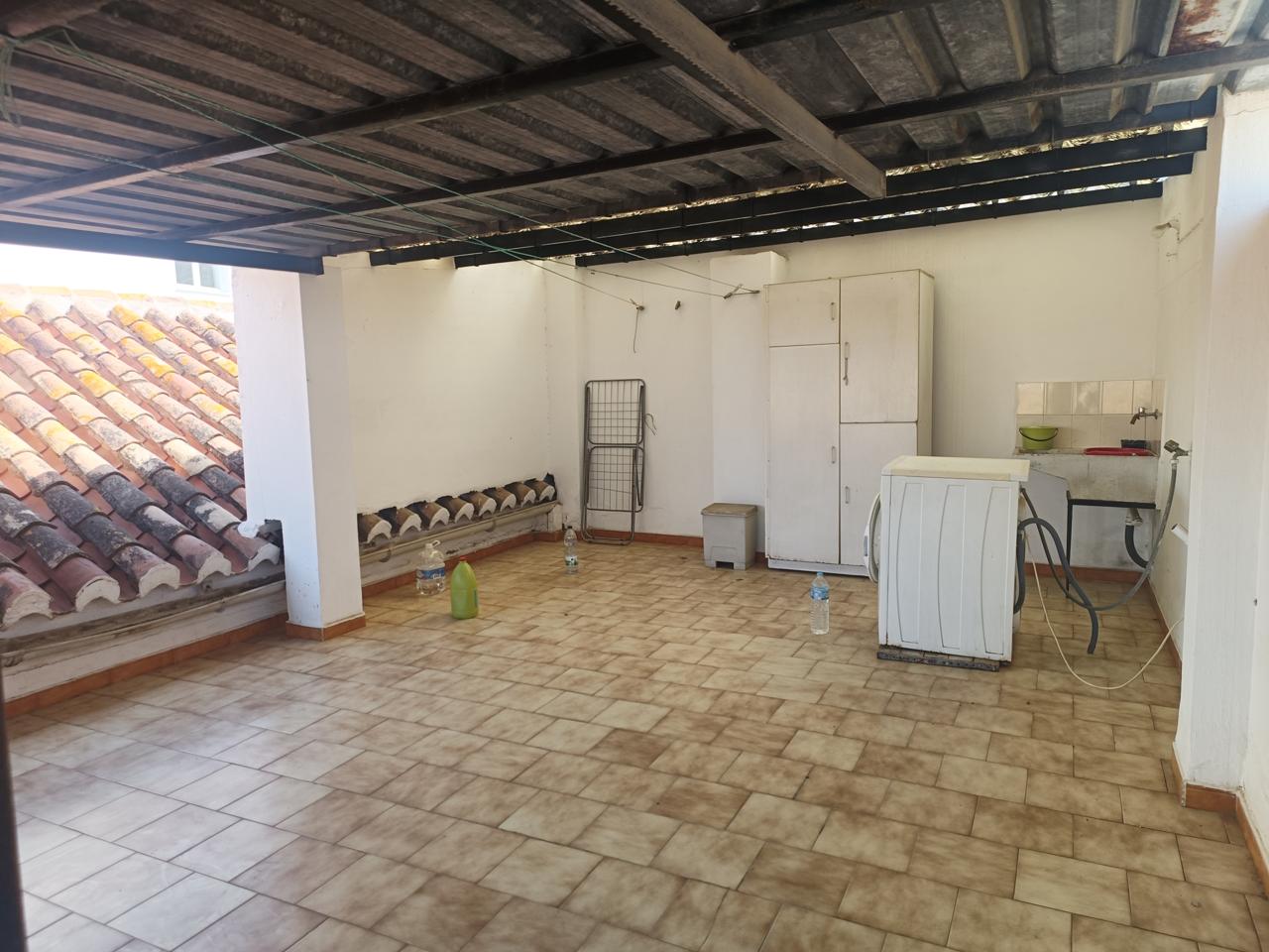 Complete building for sale in Vélez-Málaga: ideal for investment or housing + business