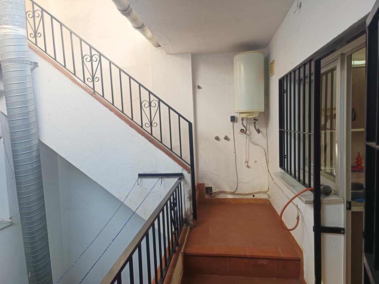Complete building for sale in Vélez-Málaga: ideal for investment or housing + business