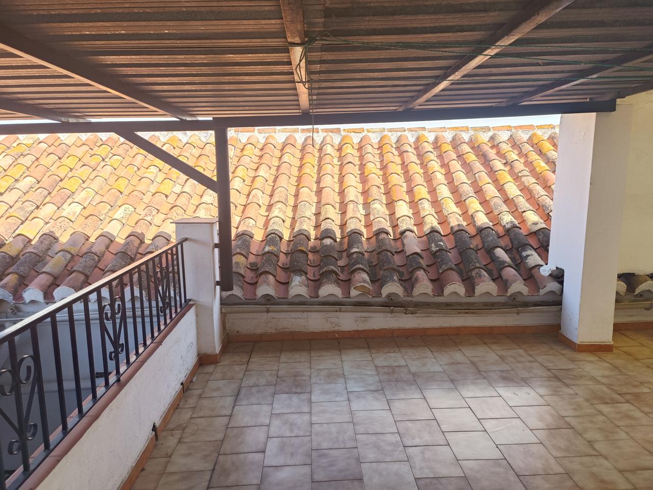 Complete building for sale in Vélez-Málaga: ideal for investment or housing + business
