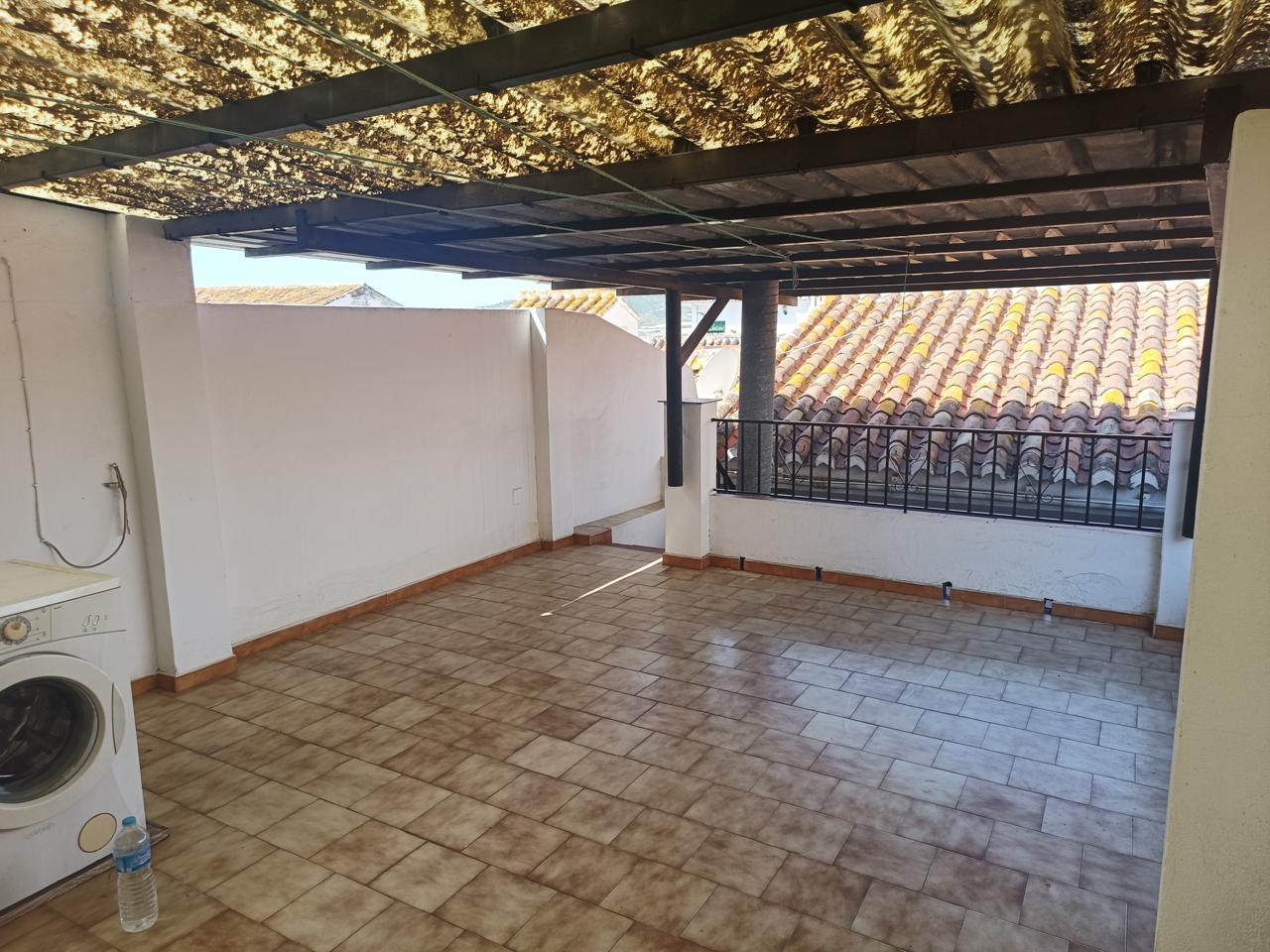 Complete building for sale in Vélez-Málaga: ideal for investment or housing + business