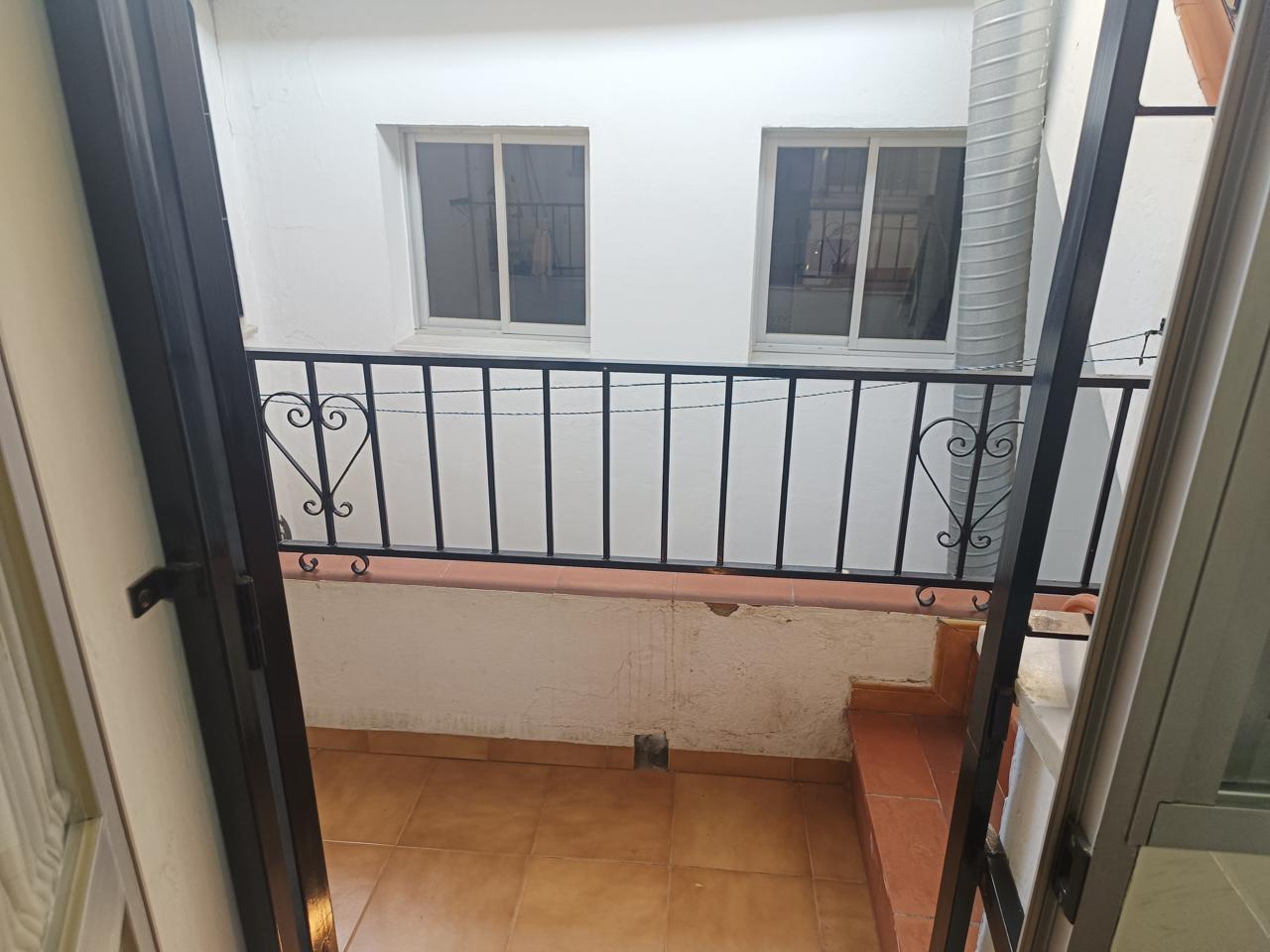 Complete building for sale in Vélez-Málaga: ideal for investment or housing + business
