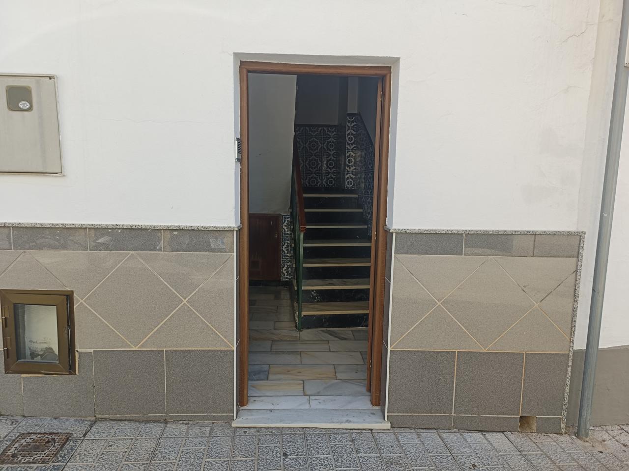 Complete building for sale in Vélez-Málaga: ideal for investment or housing + business