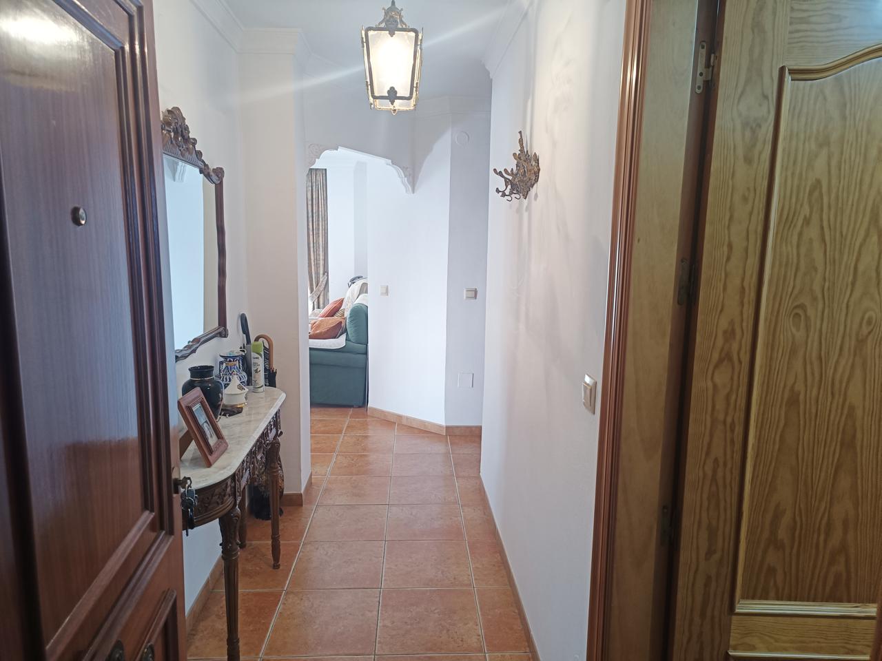 Complete building for sale in Vélez-Málaga: ideal for investment or housing + business