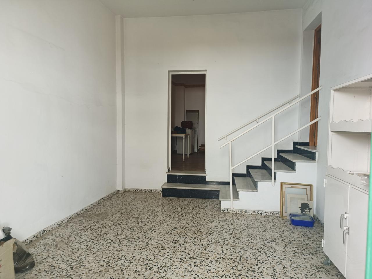 Complete building for sale in Vélez-Málaga: ideal for investment or housing + business